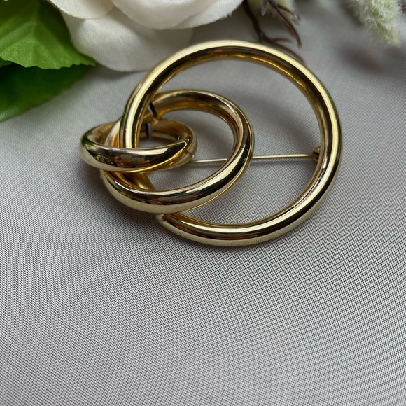 Circle hoop Gold Tone Brooch - Picture 2 of 10